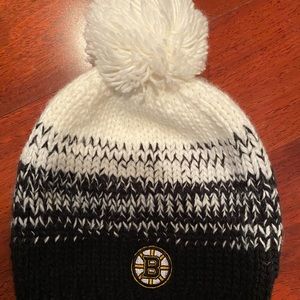 Boston Bruins pompom beanie